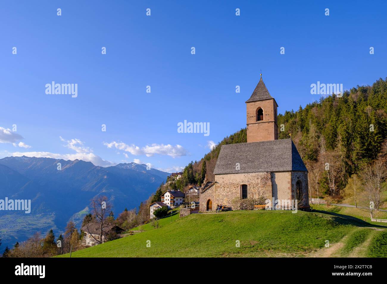 Italien, Trentino-Südtirol, Hafling, St. Katharinenkirche mit Bergen im Hintergrund Stockfoto