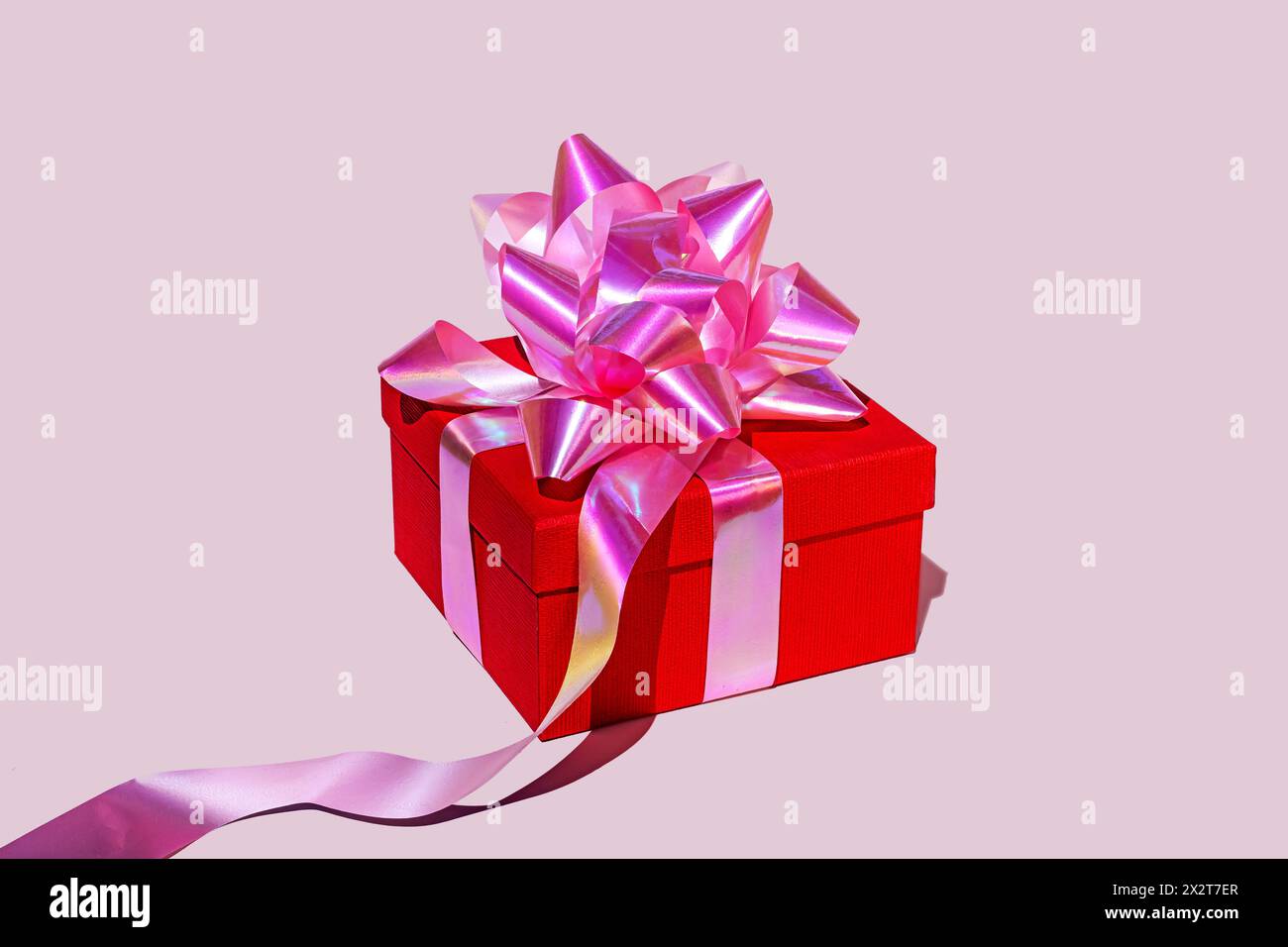 Rote Geschenkbox auf rosa Hintergrund Stockfoto