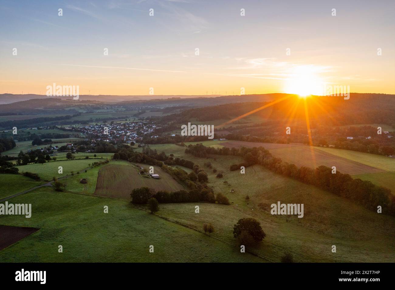 Deutschland, Hessen, Steinau an der Straße, aus der Vogelperspektive der Felder bei Sommersonnenaufgang Stockfoto