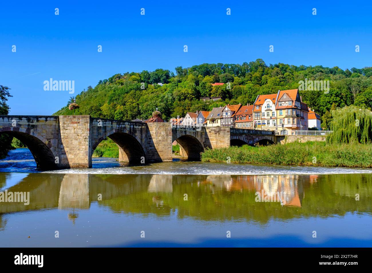 Deutschland, Niedersachsen, Hannoversch Munden, historische Werrabrücke im Sommer Stockfoto