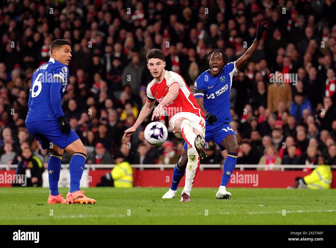 Arsenals Declan Rice schießt während des Premier League-Spiels im Emirates Stadium in London. Bilddatum: Dienstag, 23. April 2024. Stockfoto