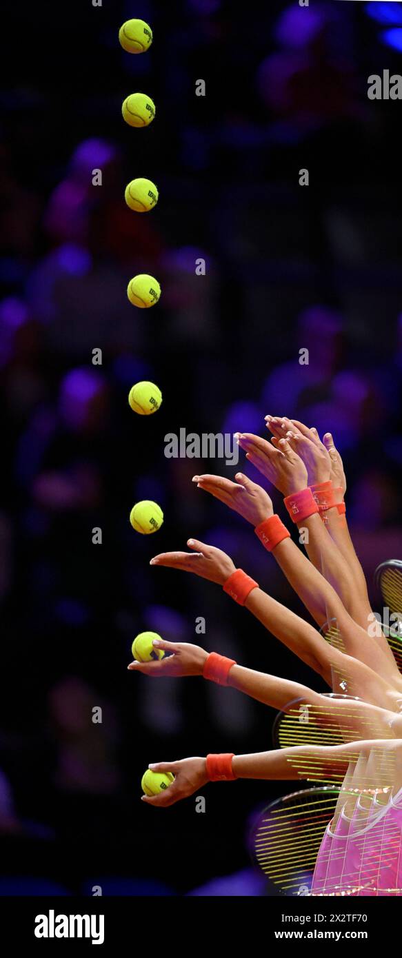 Funktion, Nahaufnahme, Mehrfachaufnahme, Mehrfachbelichtung, Bewegungseffekt, Veronika Kudermetova (RUS) Action, Servieren, Tennis, Porsche Cup 2024, Porsche Arena Stockfoto