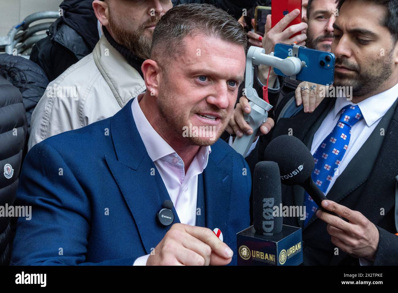 London, Großbritannien. April 2024. Der rechtsextreme Aktivist Stephen Yaxley-Lennon, besser bekannt als Tommy Robinson, spricht vor dem Westminster Magistrates Court, nachdem er während eines Antisemitismus-marsches im November letzten Jahres in Westminster freigestellt wurde, gegen eine Dispersationsverfügung gemäß Section 35 des Crime and Poliing Act 2014 verstoßen zu haben. Ein Bezirksrichter sprach ihn frei und entschied, dass die Macht, die von der Metropolitan Police gegen ihn angewendet wurde, rechtlich nicht genehmigt worden sei. Quelle: Mark Kerrison/Alamy Live News Stockfoto