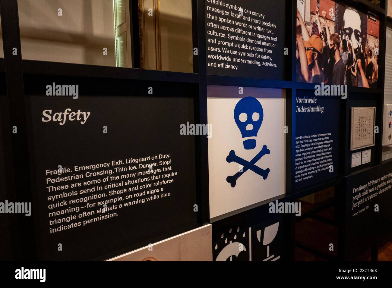 Give Me A Sign ist eine Ausstellung im Cooper-Hewitt Smithsonian Museum of Design in New York City, USA 2024 Stockfoto