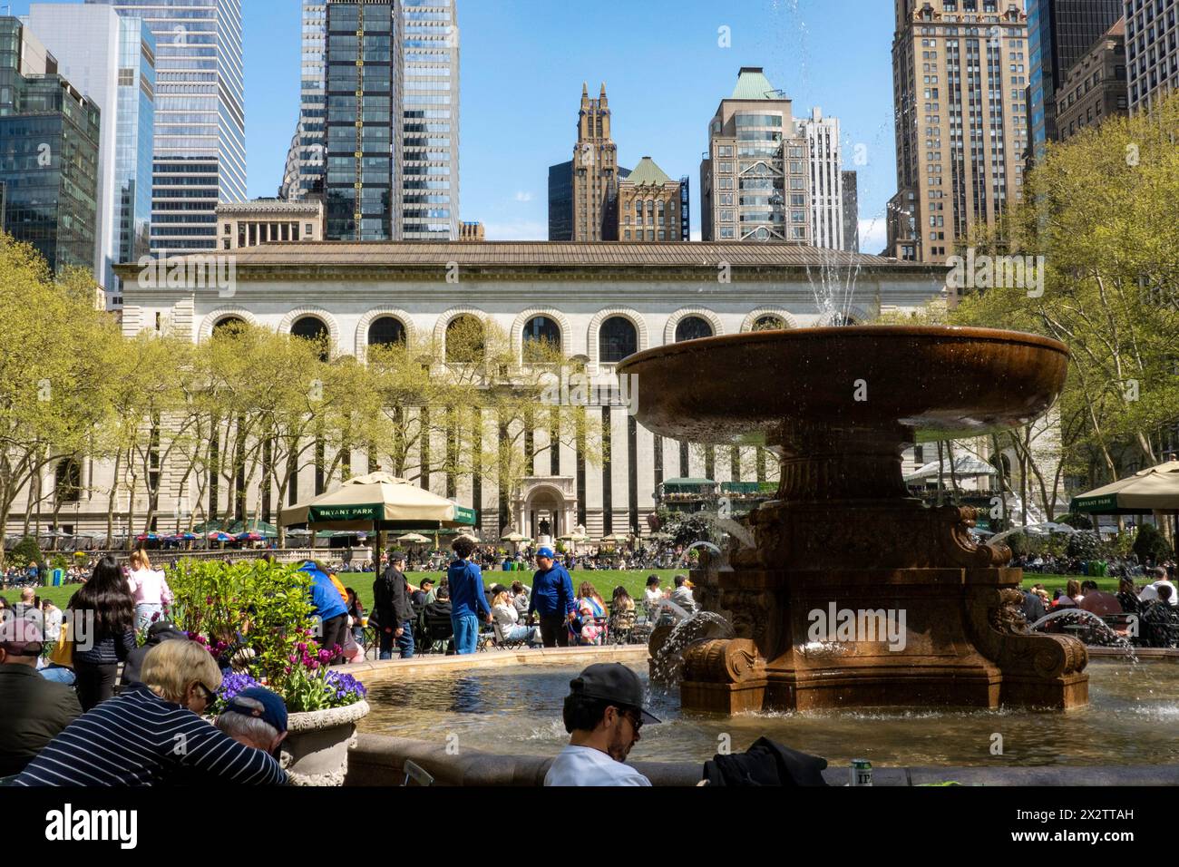 Bryant Park ist eine urbane Oase hinter dem Hauptgebäude der New York Public Library in Midtown Manhattan, 2024, Spring Time, New York City, USA Stockfoto