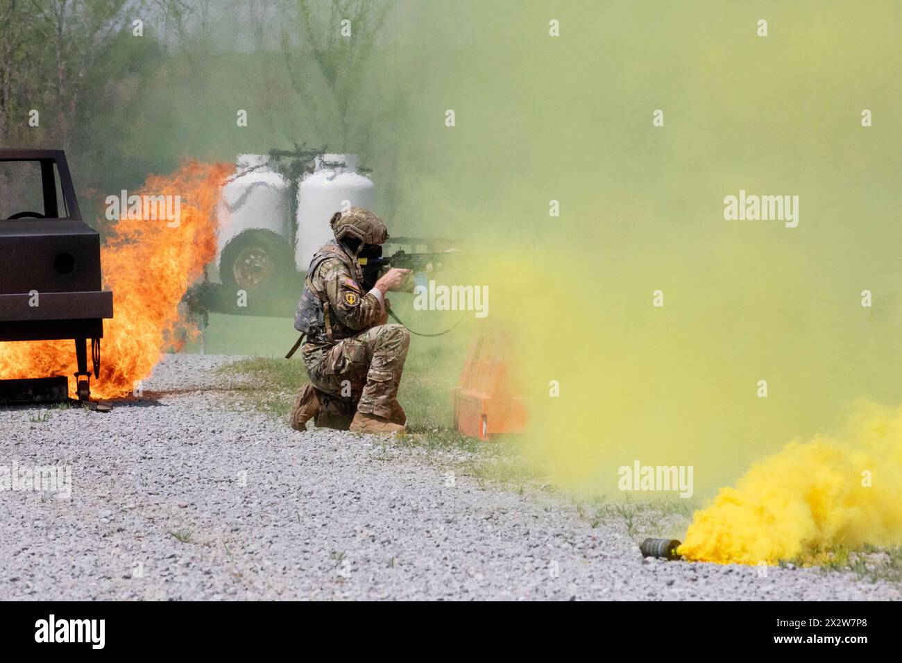 Greenville, Kentucky, USA. April 2024. US Army National Guard Soldier, Vertreter der 20th Special Forces Group Alabama, kehrt Feuer auf simulierte Ziele bei den Militäroperationen in Urban Terrain Lane während des Region III Best Warrior Wettbewerbs 2024, der von der Kentucky National Guard im Wendell H. Ford Regional Training Center in Greenville, Kentucky, veranstaltet wurde, zurück. 2024. Dieser Wettbewerb zeigt die Anpassungsfähigkeit, Widerstandsfähigkeit und Letalität unserer Streitkräfte und bestätigt die Bereitschaft der Bürgersoldaten der Nationalgarde, die Herausforderungen der Nationen zu meistern. (Kreditbild: © Cameron Boyd/USA Armee Stockfoto