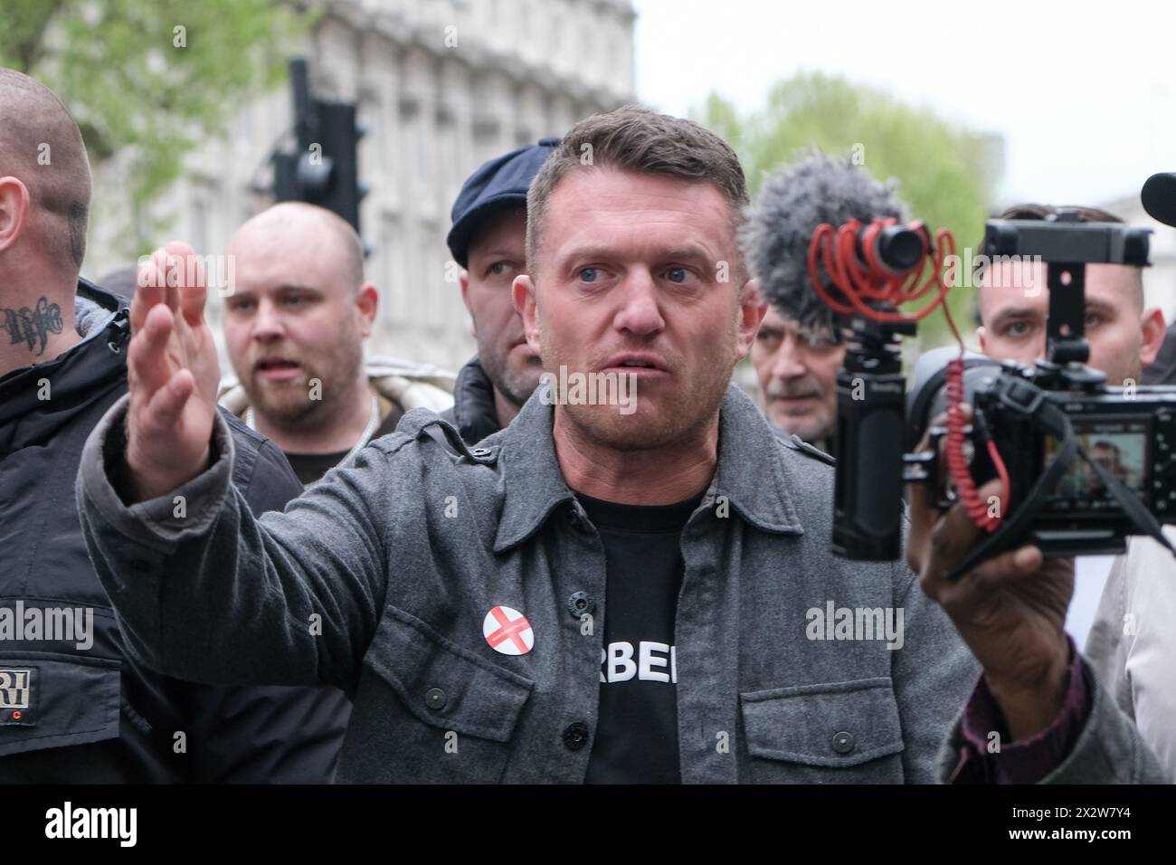 London, Großbritannien, 23. April 2024. Der Aktivist Tommy Robinson verlässt eine Kundgebung zum St. George's Day, nachdem er sich an die in Whitehall versammelte Menge wendet. Bei einer Gerichtsverhandlung wurde Robinson, echter Name Stephen Yaxley-Lennon, im vergangenen Jahr bei einem Antisemitismus-märz freigestellt, gegen eine Dispersationsverordnung verstoßen zu haben. Quelle: Eleventh Photography/Alamy Live News Stockfoto