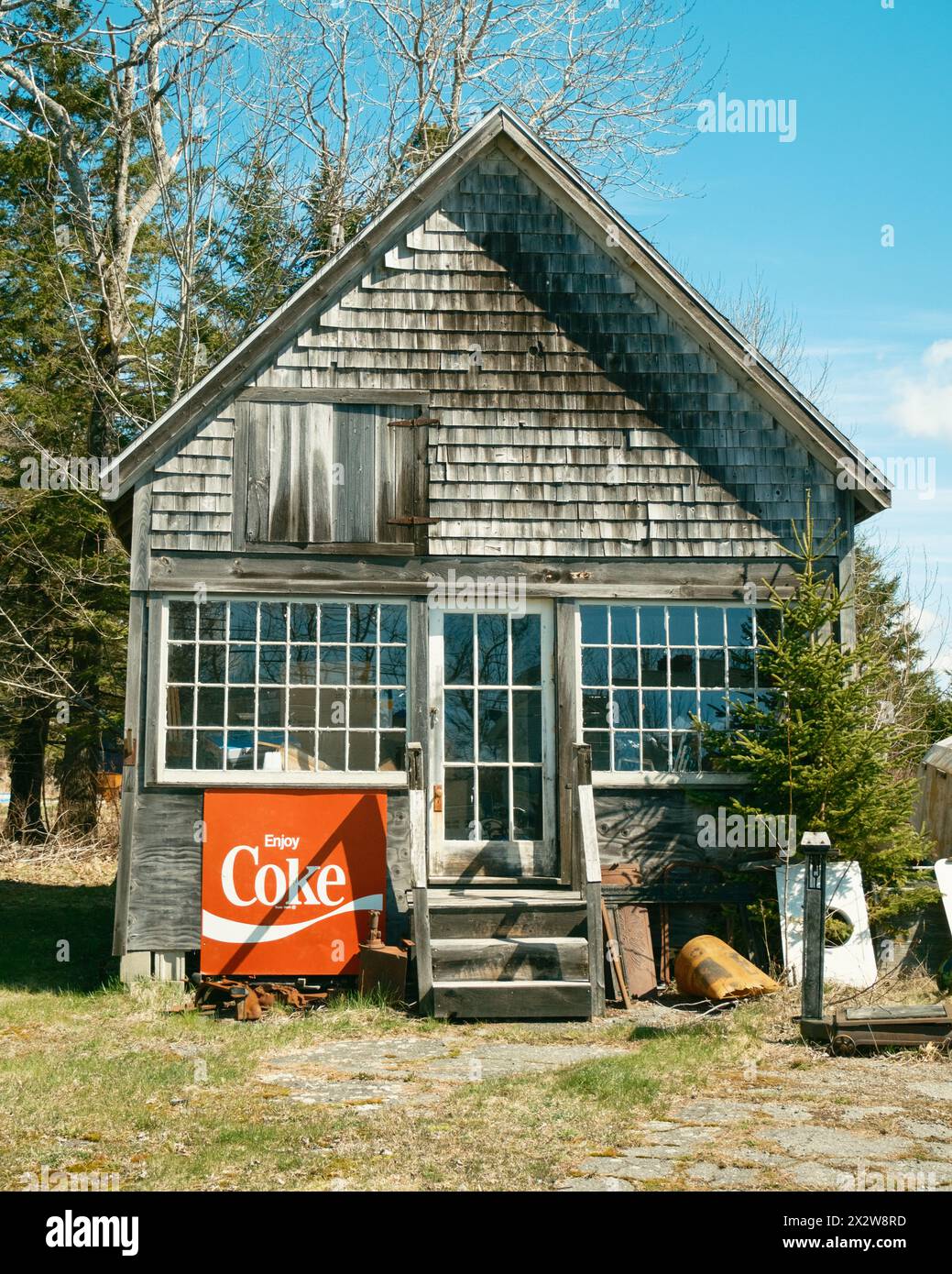 Altes Haus mit Enjoy Coke Schild in Harrington, Maine Stockfoto