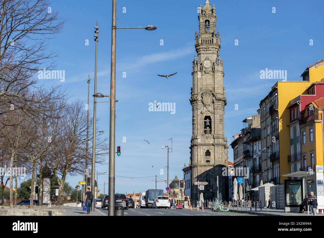 Porto, Portugal - 02.02.2024: Blick auf den Turm von Clerigos in Porto. Stadt Porto, Portugal. Stockfoto