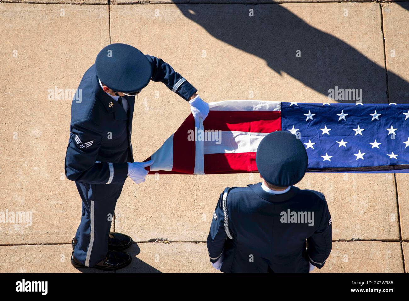 17. April 2024 - Cannon Air Force Base, New Mexico, USA - Senior Airman Allen Aragon, links und Senior Airman Anthony Harvey, rechts, 27. Special Operations Wing, Ehren Wachleute, falten die US-Flagge während eines Flügelrückzugs auf der Cannon Air Force Base, New Mexico, 17. April 2024. Die Zeremonie war eine Hommage an die Opfer der 27. Bombardment Group, der ursprünglichen Steadfast Line, die als erste und einzige Infanterie-Kampfeinheit in der Geschichte des U.S. Army Air Corps während der Schlacht von Bataan kämpfte, bis sie im April 1942 kapitulierten. (Bild: © Vernon R. Walter/U.S Stockfoto