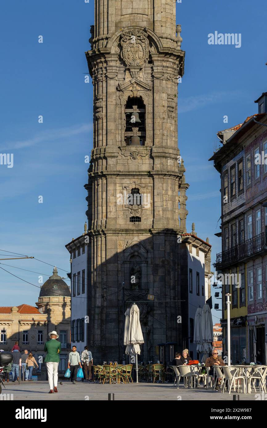 Porto, Portugal - 02.02.2024: Blick auf den Turm von Clerigos in Porto. Stadt Porto, Portugal. Stockfoto