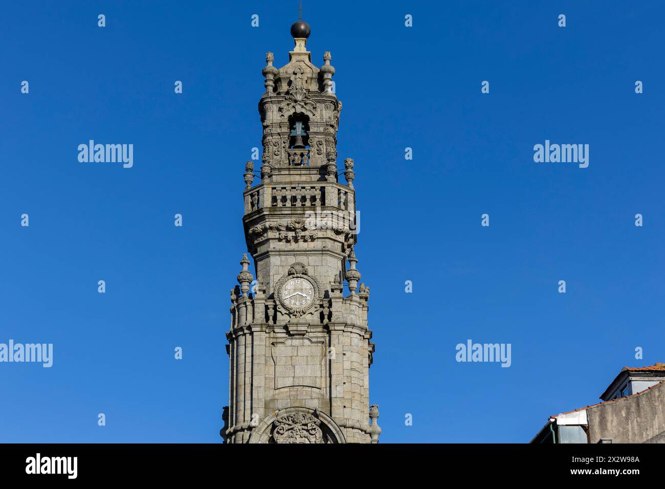 Detail des Uhrenturms des Clérigos-Turms in Porto, Portugal Stockfoto
