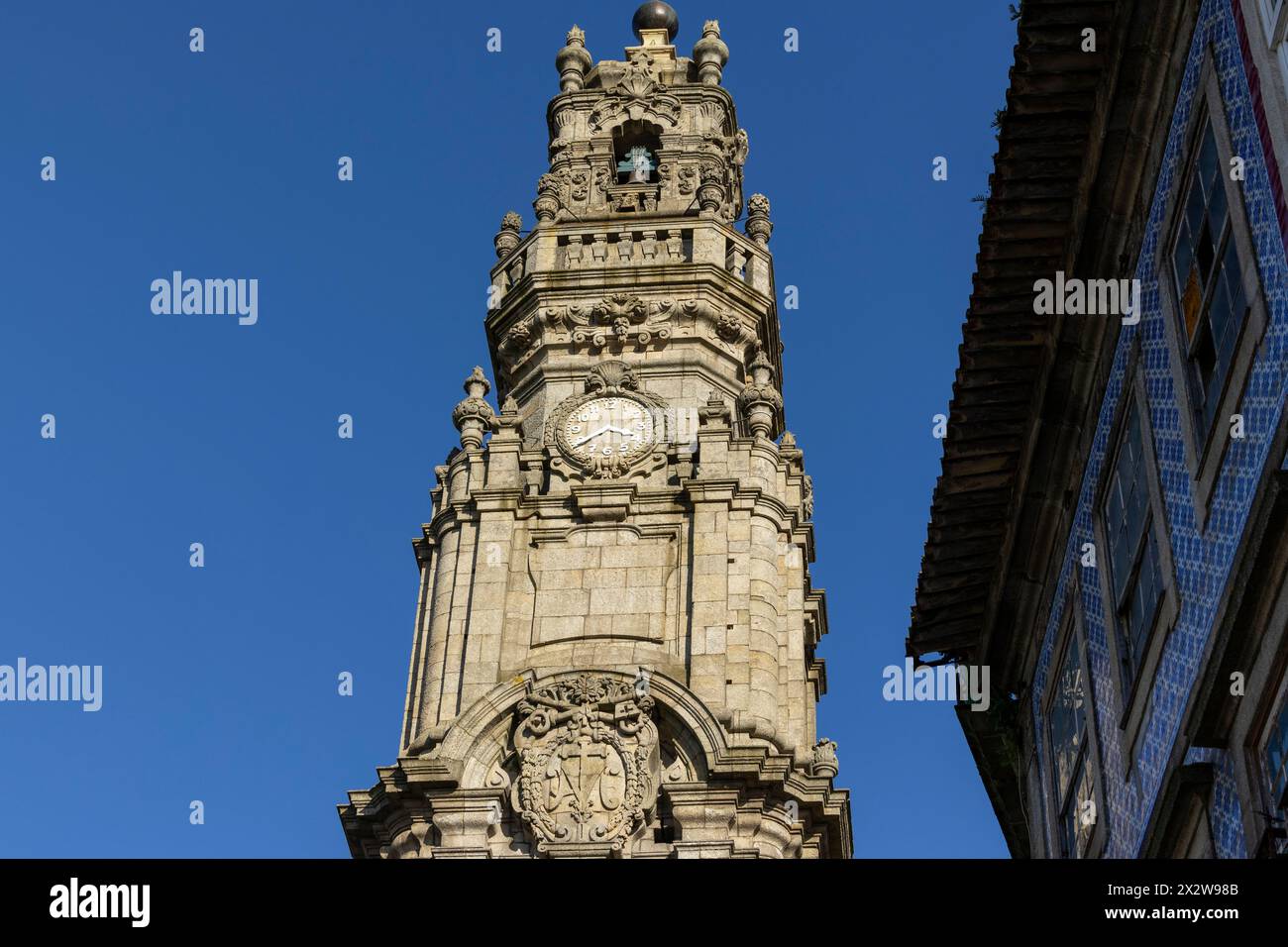 Blick auf den Turm von Clerigos in Porto. Stadt Porto, Portugal. Stockfoto