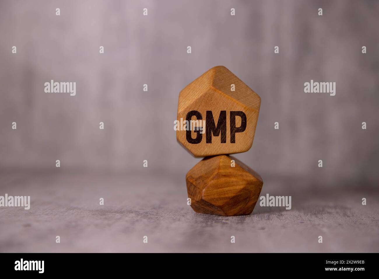 GMP, Symbol für gute Herstellungspraxis. Konzept Worte GMP, gute Herstellungspraxis auf Kreisen auf einem schönen orangen Hintergrund. Business und GMP, Stockfoto