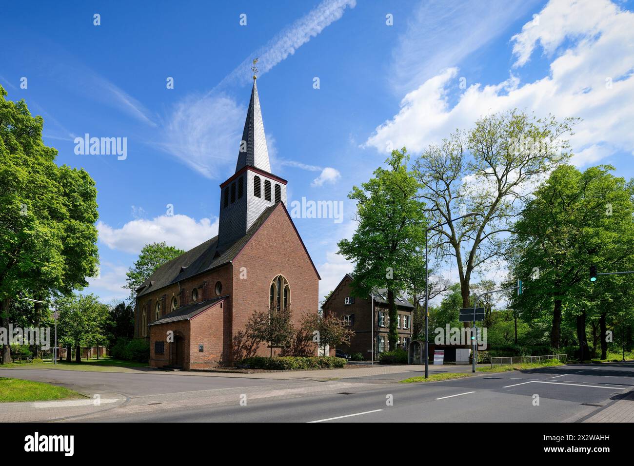 Die neogotische römisch-katholische Marienkirche am Stadtrand des Kölner Landkreises Fehlingen Stockfoto