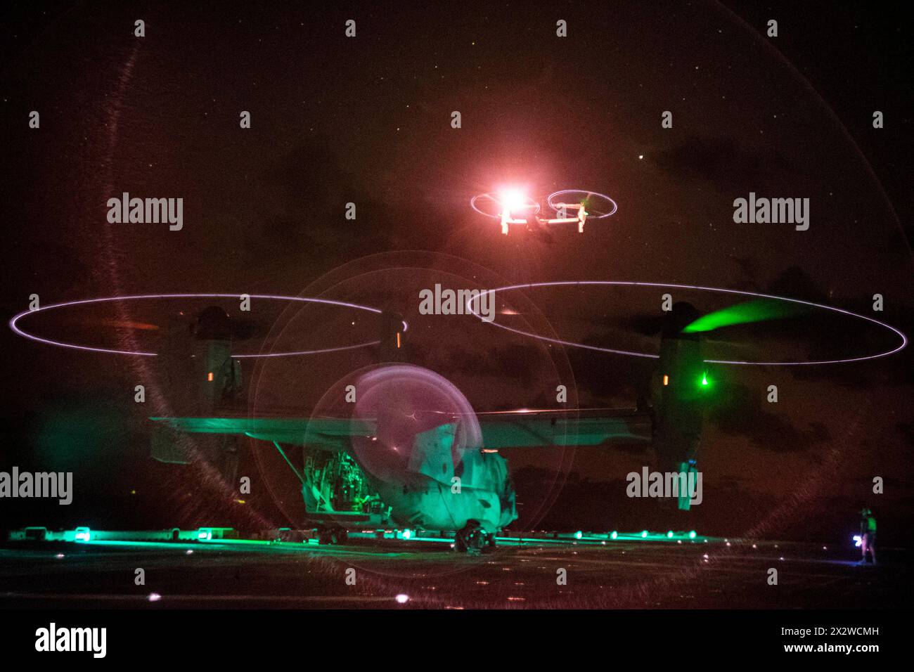 Pazifik. April 2024. Das U.S. Marine Corps MV-22B Ospreys, die der Marine Medium Tiltrotor Squadron (VMM) 165 (verstärkt), 15th Marine Expeditionary Unit, zugewiesen sind, führen Nachttandungsqualifikationen an Bord des amphibischen Angriffsschiffs USS Boxer (LHD 4) im Pazifischen Ozean durch. April 2024. VMM-165 (rein.) Führt ein bewusstes, progressives Training durch, das sich auf die Integration der MV-22 in die 15. Meus Marine Air-Ground Task Force konzentriert, während Piloten und Flugbesatzungen ihre Fähigkeiten erlangen. Teile der 15. MEU sind derzeit an Bord der Boxer Amphibious Ready Group, die Routineoperationen durchführt Stockfoto