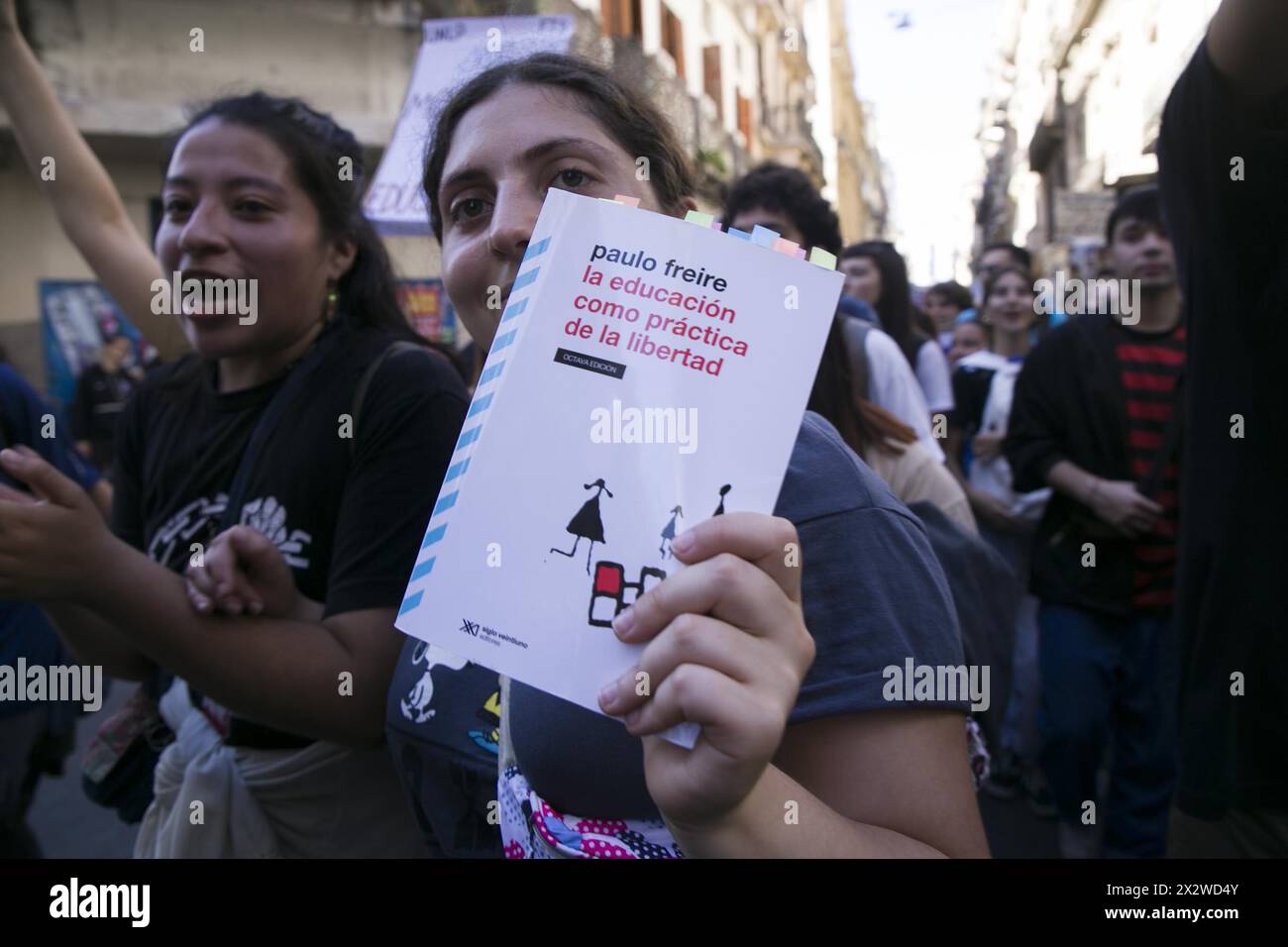 Buenos Aires, Buenos Aires, Argentinien. April 2024. Die Studentenbewegung von UBA, öffentlichen und privaten Universitäten marschierte zur Plaza Houssay und zum Congreso zur Plaza de Mayo. Die Mobilisierungen in Rosario, CÃ³rdoba, La Plata und den wichtigsten Städten des Landes. Am Dienstag, den 23. April, gingen Universitätsstudenten auf die Straße, um die öffentliche Universität gegen die Kettensäge von Javier Milei zu verteidigen. Zusammen mit der CGT und den Gewerkschaften marschierten soziale Bewegungen, Menschenrechtsorganisationen und politische Parteien vom Kongress zur Plaza de Mayo. Es gab auch Märsche und Veranstaltungen in verschiedenen Stockfoto