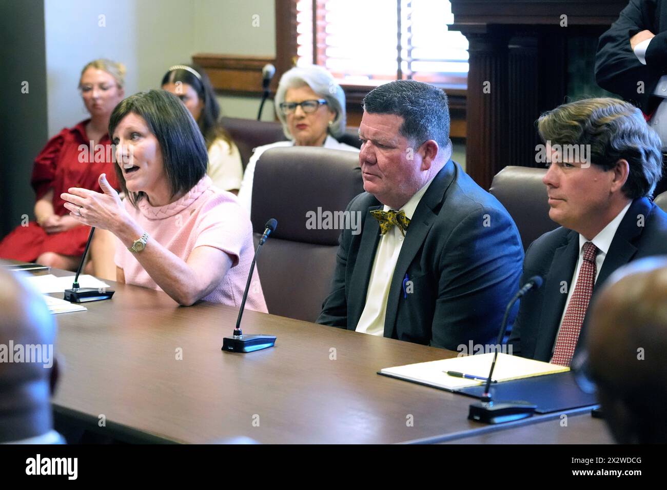 Mississippi House Medicaid Committee Chairman Rep. Missy McGee, R-Hattiesburg, left, with fellow conferees Rep. Sam Creekmore, R-New Albany, center, and Rep. Joey Hood, R-Ackerman, discusses the cost of Medicaid expansion at a public legislative conference committee meeting with their State Senate counterparts at the State Capitol, Tuesday, April 23, 2024, in Jackson, Miss. (AP Photo/Rogelio V. Solis) Stockfoto