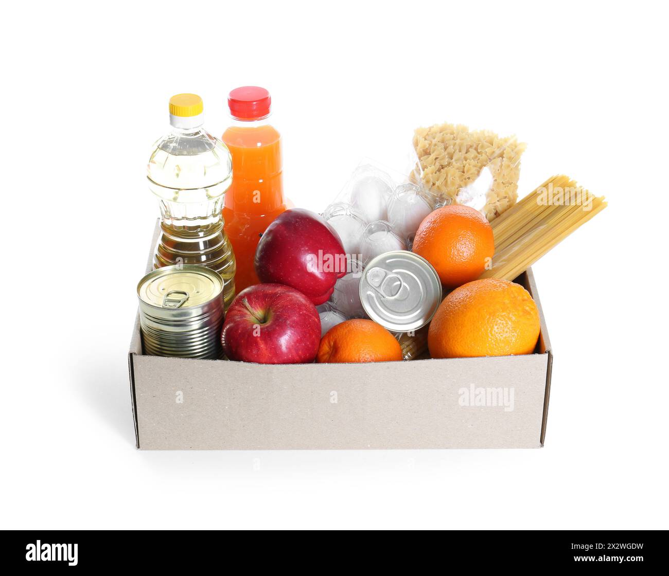 Humanitäre Hilfe. Verschiedene Lebensmittel zur Spende in Box isoliert auf weiß Stockfoto
