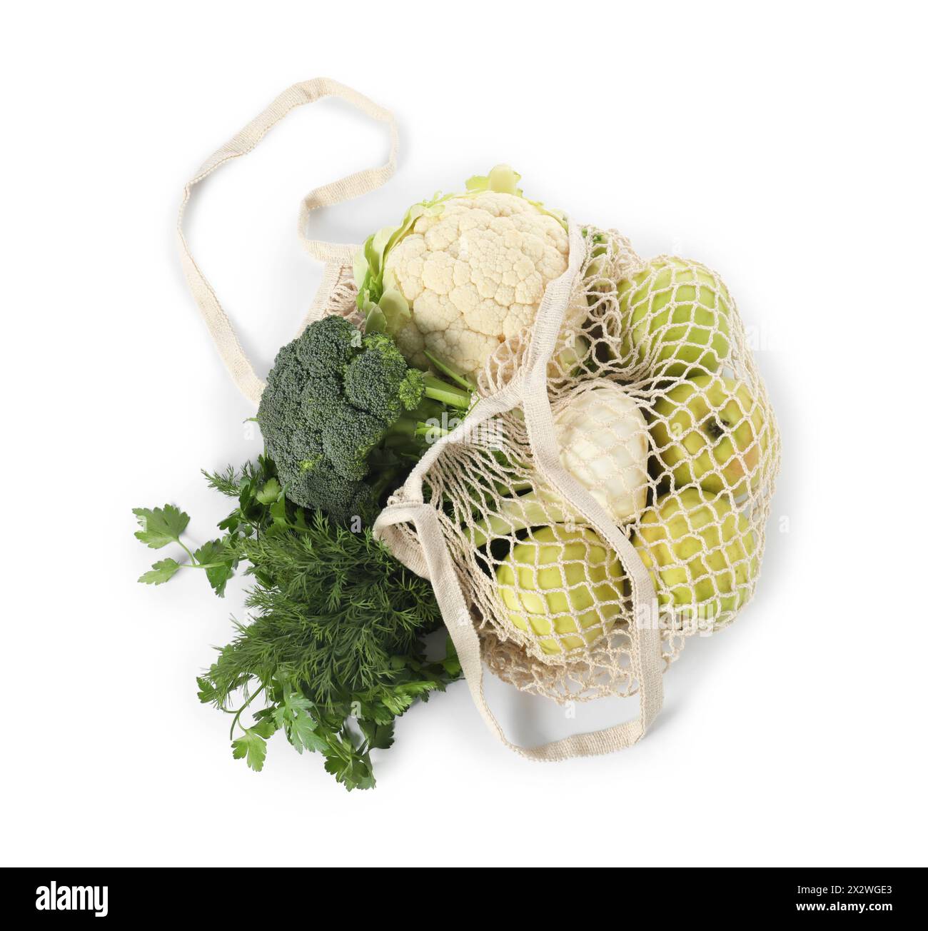 Frische Produkte in Schnur-Beutel isoliert auf weiß, Draufsicht Stockfoto