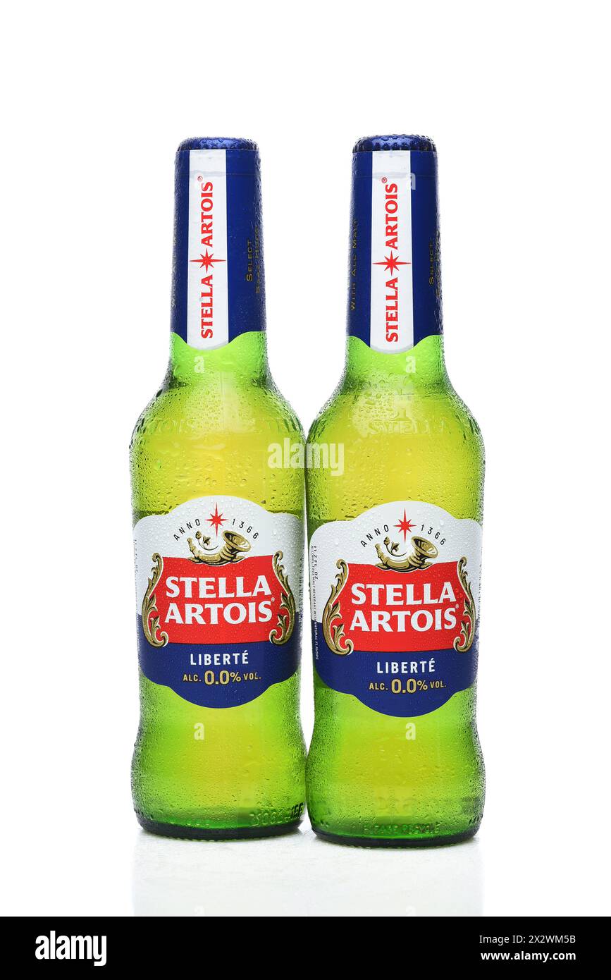 IRVINE, KALIFORNIEN - 23. April 2024: Zwei Flaschen Stella Artois Liberte, ein alkoholfreies Bier, mit Kondensation. Stockfoto