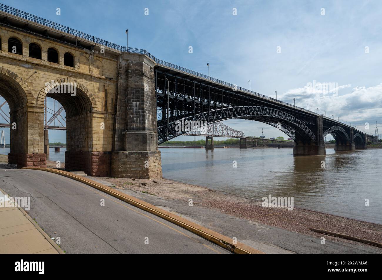 Saint Louis, Missouri - 9. April. 2024: EADS Bridge über den Mississippi River in St, Louis, Missouri. Stockfoto