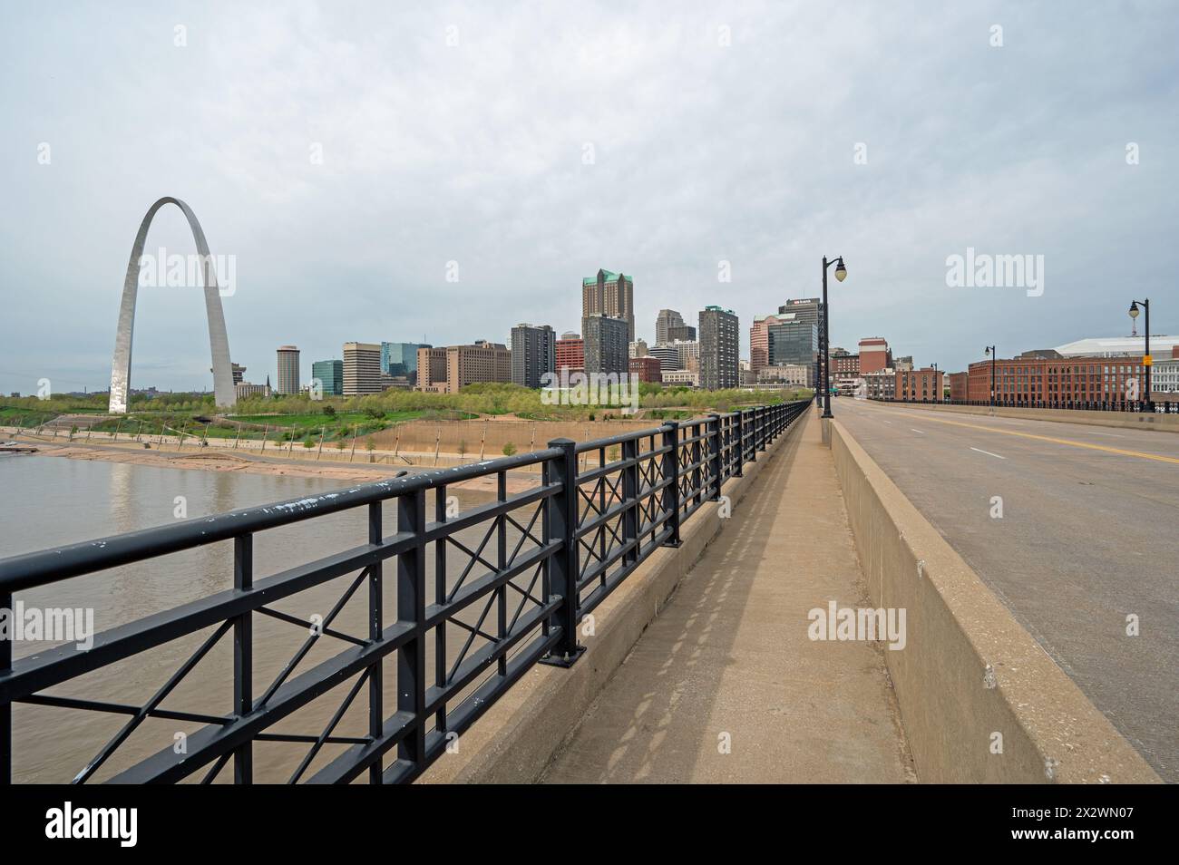 Saint Louis, Missouri - 9. April. 2024 - Blick auf den Gateway Arch National Park und die Skyline von St. Louis von der EADS Bridge über den Mississippi River. Stockfoto