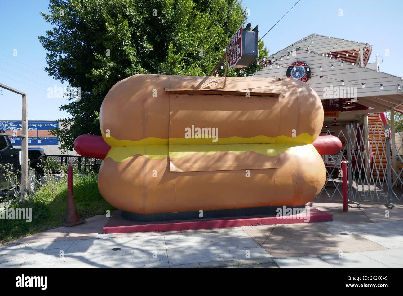 Los Angeles, Kalifornien, USA 23. April 2024 Tail OÕ The Pup Hot Dog Shaped Restaurant, erbaut 1946 am 23. April 2024 in Los Angeles, Kalifornien, USA. Foto: Barry King/Alamy Stock Photo Stockfoto