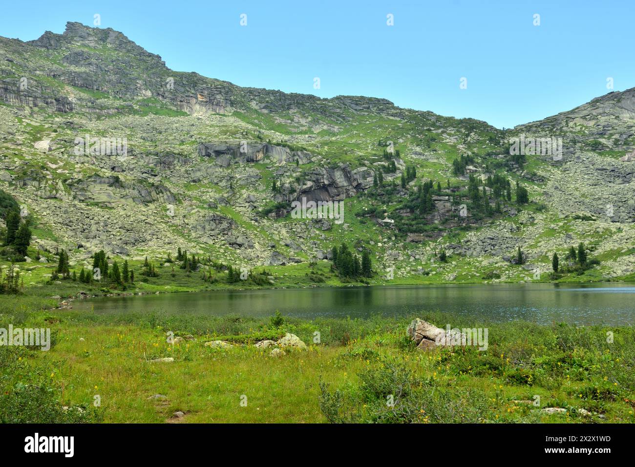 Ein malerischer See, umgeben von Berggipfeln und grasbewachsenen steilen Hängen. Marmor Lake, Ergaki Naturpark, Krasnojarsk Territory, Sibirien, R Stockfoto