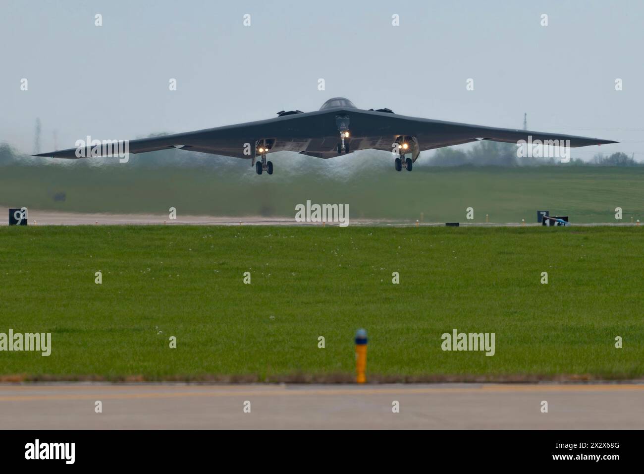 Knopf Noster, Usa. 15. April 2024. Ein strategischer Bombenbomber der US Air Force B-2 Spirit, der dem 509th Bomb Wing zugeordnet ist, startet während der Übung Spirit Vigilance auf der Whiteman Air Force Base am 15. April 2024 in Knob Noster, Missouri. Angabe: A1C Matthew Domingos/USA Air Force Photo/Alamy Live News Stockfoto