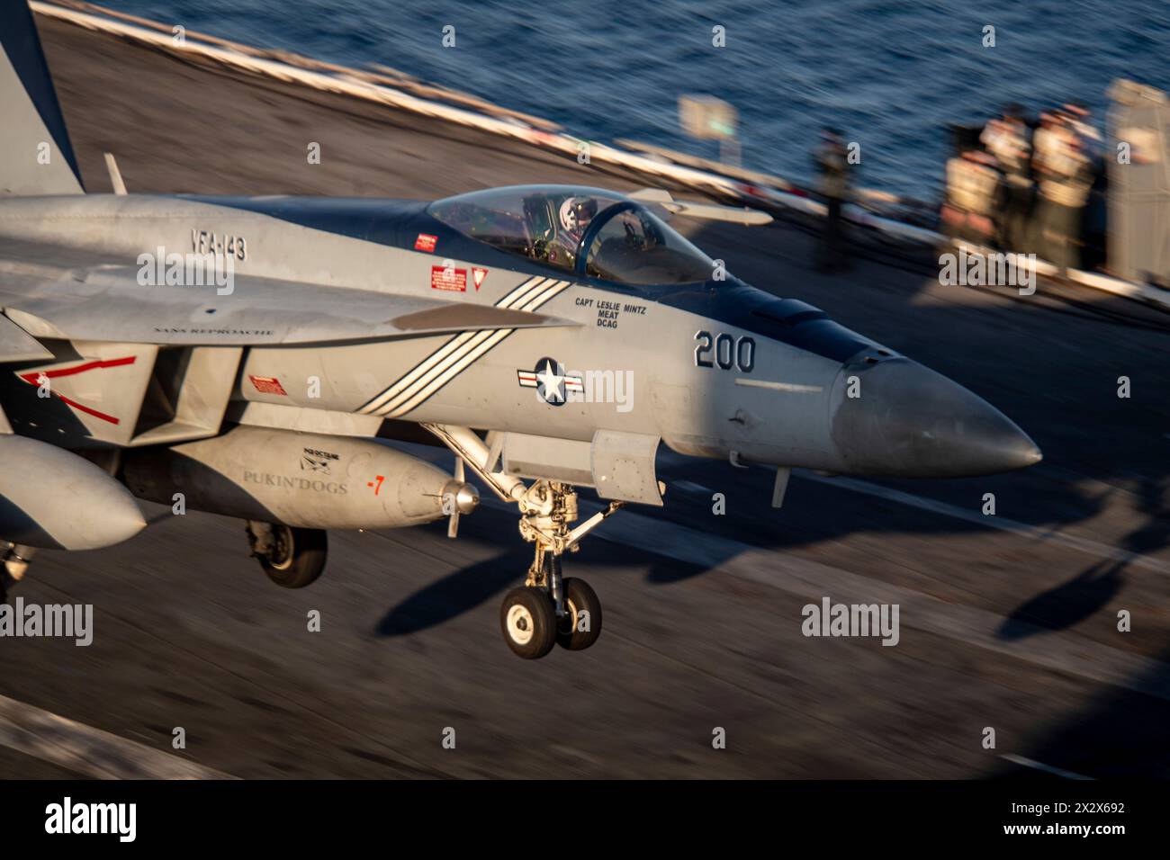 USS Harry S Truman, Vereinigte Staaten. 17. Februar 2024. Ein F/A-18E Super Hornet Jagdflugzeug der US Navy der Pukin' Dogs of Strike Fighter Squadron 143 landet auf dem Flugdeck des Flugzeugträgers USS Harry S. Truman, der am 15. April 2024 Routineoperationen auf dem Atlantik durchführt. Foto: MC2 Tate Cardinal/U.S. Navy Photo/Alamy Live News Stockfoto