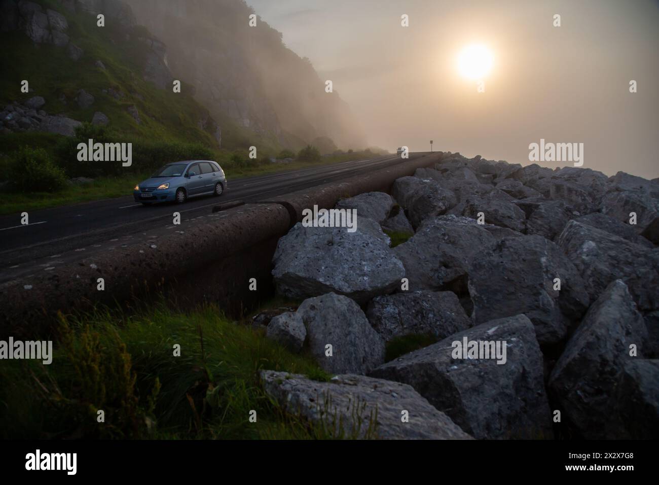 15.07.2019, Glenarm, Nordirland, County Antrim, Vereinigtes Königreich - Landstraße an der Küste der Irischen See. 00A190715D363CAROEX.JPG [MODELL RELE Stockfoto