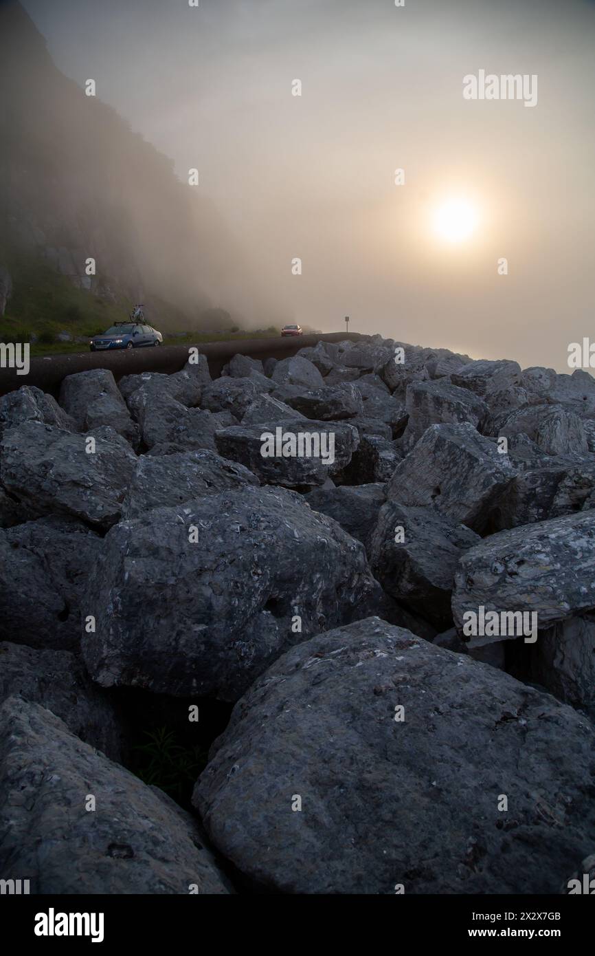 15.07.2019, Glenarm, Nordirland, Vereinigtes Königreich - Landstraße an der Küste der Irischen See. 00A190715D368CAROEX.JPG [MODELLVERSION: NICHT ZUTREFFEND Stockfoto
