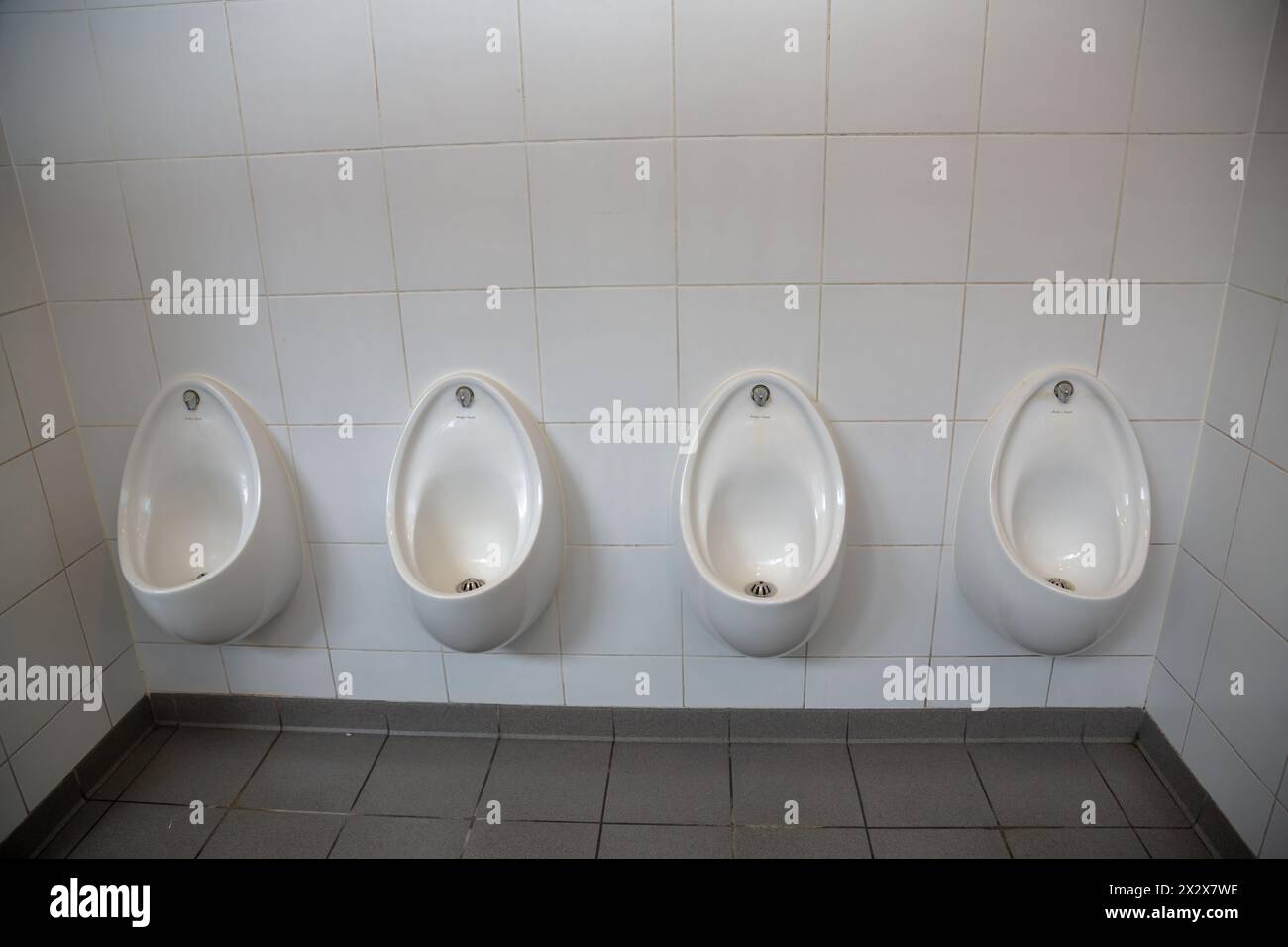 21.07.2019, Dublin, County Dublin, Irland - öffentliche Toilette, Urinal, am Flughafen Dublin. 00A190721D009CAROEX.JPG [MODELLVERSION: NICHT ZUTREFFEND, PROPERTY Stockfoto