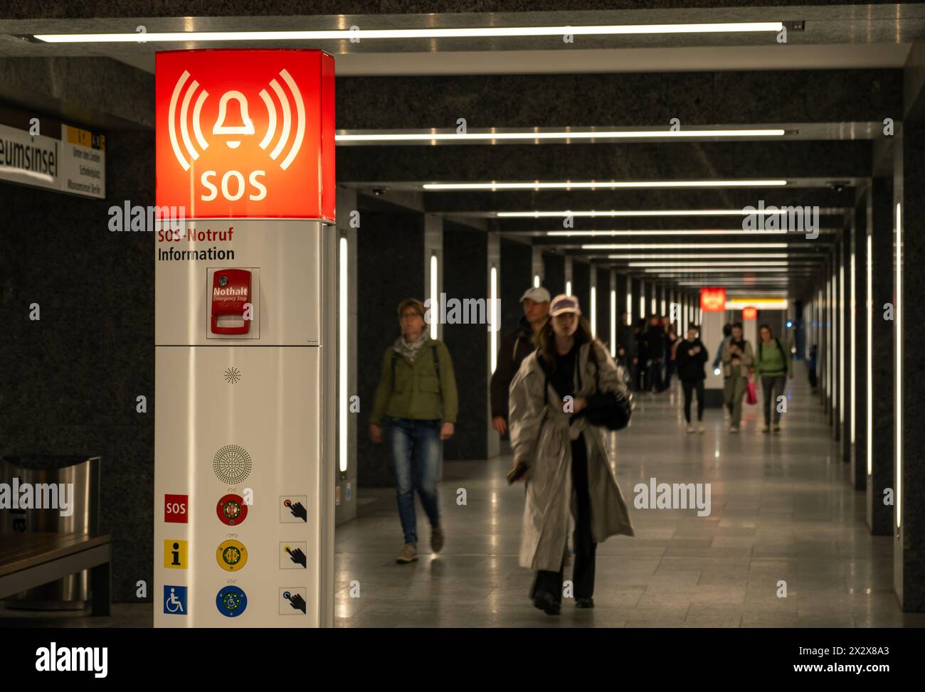19.05.2023, Berlin, Berlin, Deutschland - SOS-Säule in einem Flur im U-Bahnhof Museumsinsel. 00A230519D072CAROEX.JPG [MODELLVERSION: NEIN, PROPERT Stockfoto