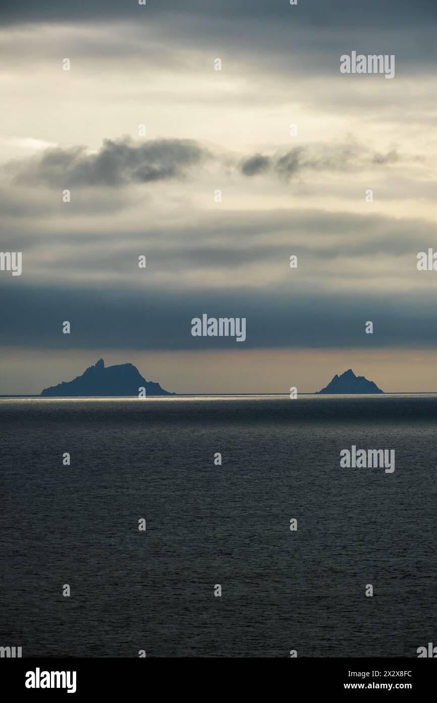 15.06.2023, Derrynane, County Kerry, Irland - die unbewohnten Inseln Scariff Island (links) und Deenish Island (rechts) nahe der Atlantikküste. 00 Stockfoto