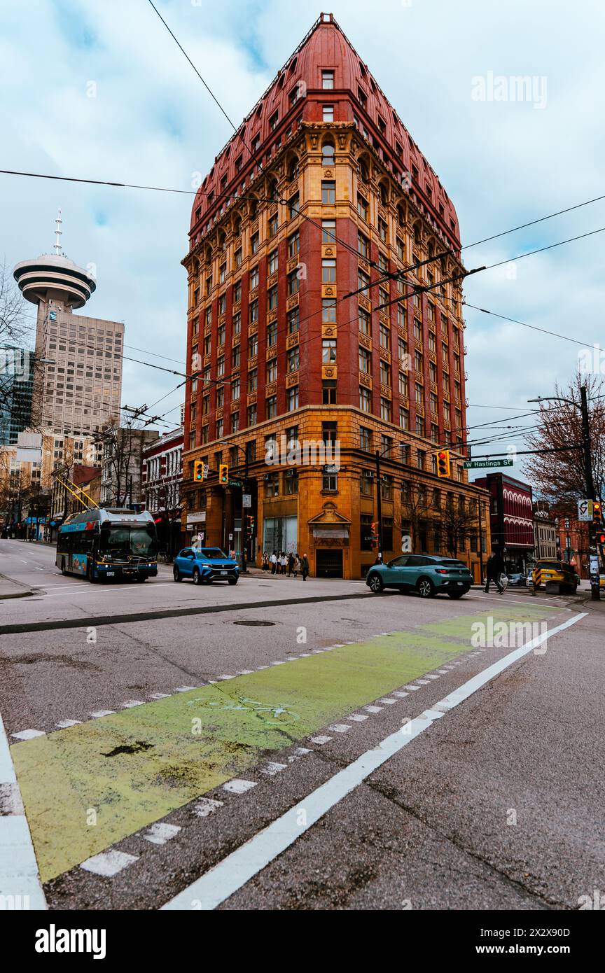 Vancouver, Kanada - 23. Februar 2024: Ein Blick auf das hohe und farbenfrohe denkmalgeschützte Gebäude an der Kreuzung von Cambie und Hastings Street in Gastown Stockfoto