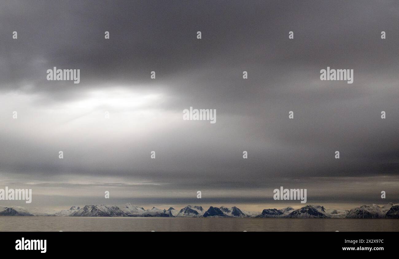 07.04.2023, Andoy, Nordland, Norwegen - Berglandschaft an der Küste im Winter bei regnerischem Wetter. 00S230407D240CAROEX.JPG [MODELLVERSION: NICHT APPLICAB Stockfoto
