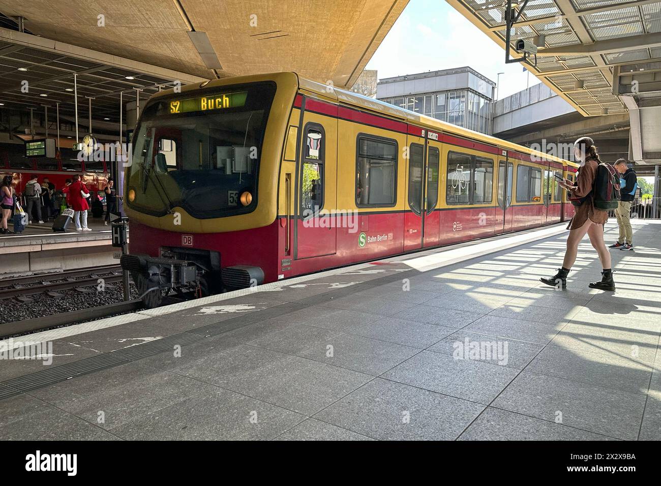 10.08.2023, Berlin, Deutschland - S-Bahn-Linie 2 hält am Bahnhof Suedkreuz an. 00S230810D623CAROEX.JPG [MODELLVERSION: NEIN, EIGENSCHAFTSFREIGABE: NEIN (C) Stockfoto