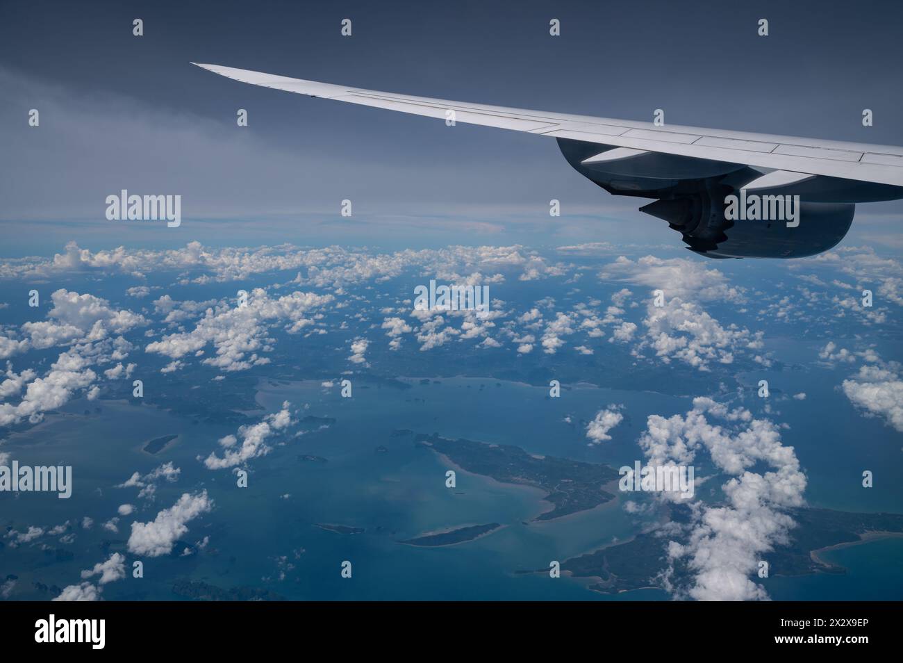 13.07.2023, Singapur, Singapur - Blick von einem Passagierflugzeug der Lufthansa Boeing 747-8 Jumbo Jet auf Tragfläche und Triebwerk während des Fluges Stockfoto