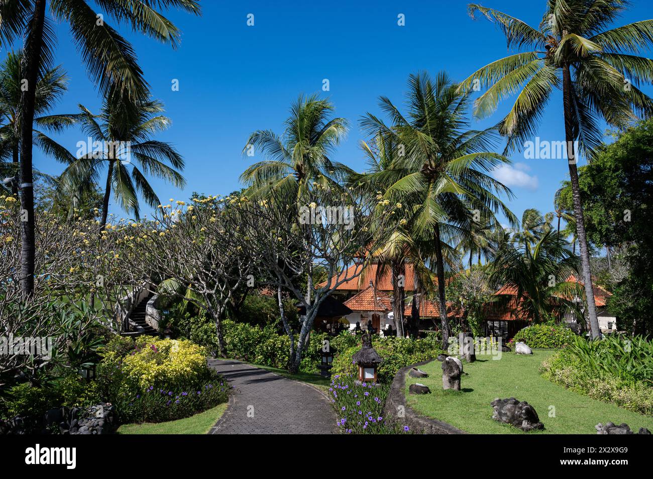 19.07.2023, Nusa Dua, Bali, Indonesien - Garten mit Palmen im Grand Hyatt Bali Hotelkomplex in Nusa Dua an der Südspitze der Insel. 0S Stockfoto