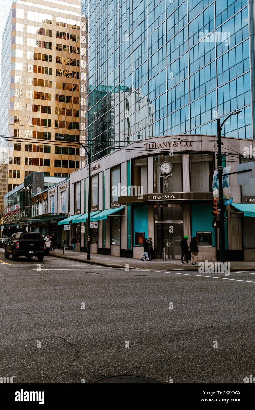 Vancouver, Kanada - 27. Februar 2024: Ein Foto des Tiffany-Geschäfts an der Kreuzung von Burrard und Alberni Street mit seiner charakteristischen Uhr und Farben Stockfoto