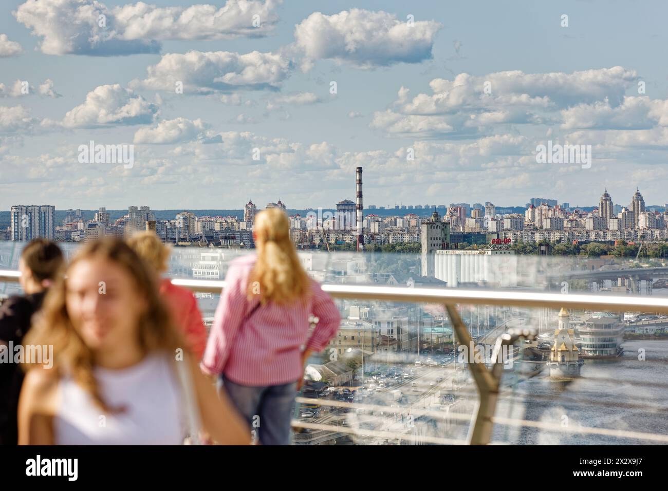 28.07.2023, Kiew, Kiew, Ukraine - Klitschko Glasbrücke-Fußgängerbrücke-Fahrradbrücke. Am 25. Mai 2019 wurde die Glasbrücke vom ukrainischen Architekten entworfen Stockfoto