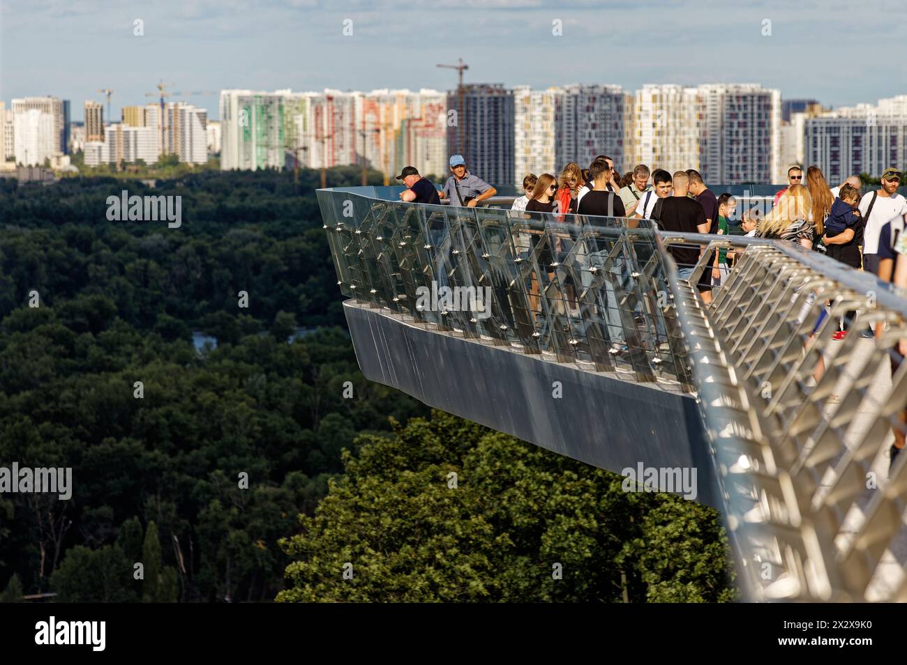 28.07.2023, Kiew, Kiew, Ukraine - Klitschko Glasbrücke-Fußgängerbrücke-Fahrradbrücke. Am 25. Mai 2019 wurde die Glasbrücke vom ukrainischen Architekten entworfen Stockfoto