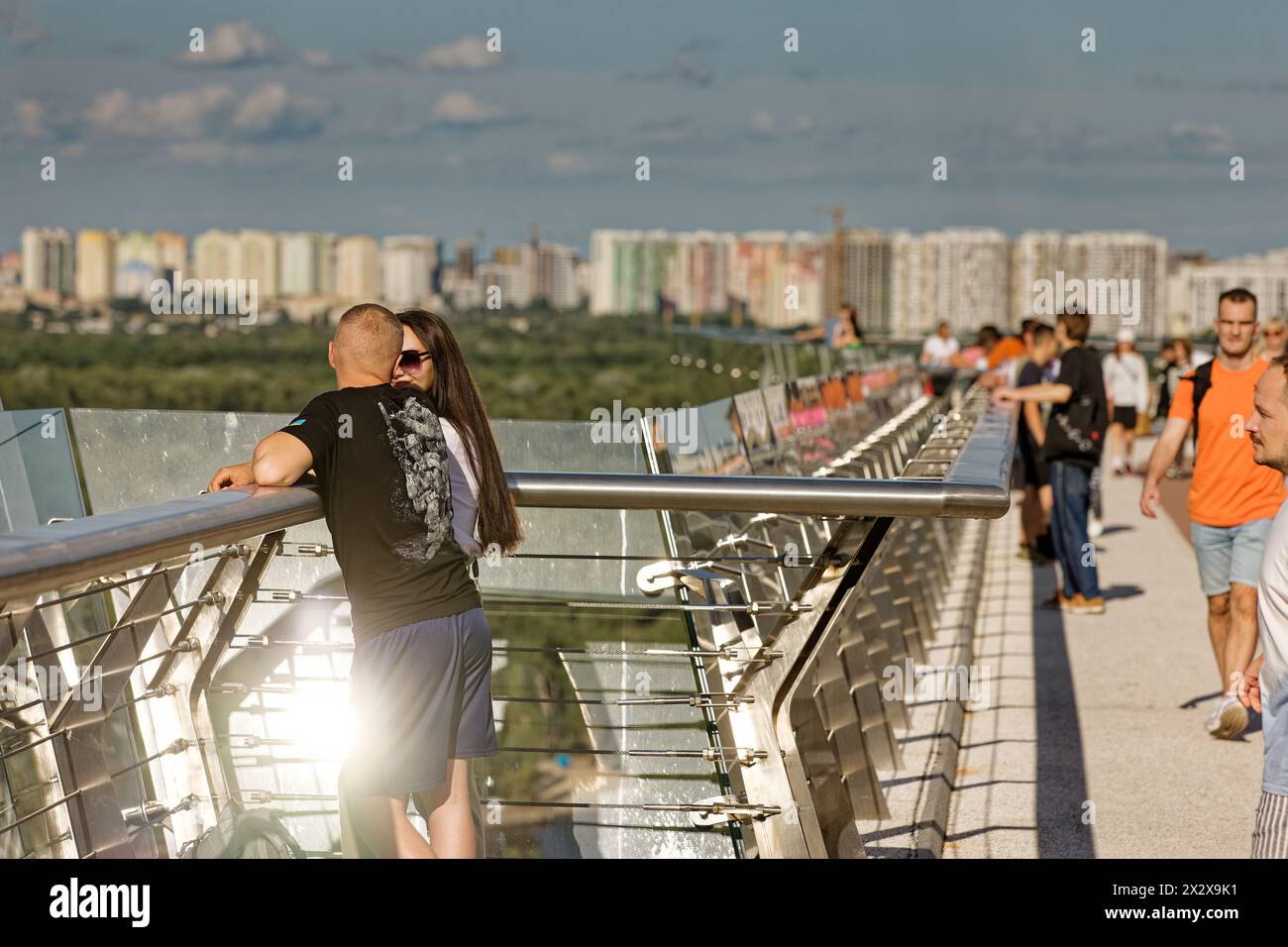 28.07.2023, Kiew, Kiew, Ukraine - Klitschko Glasbrücke-Fußgängerbrücke-Fahrradbrücke. Am 25. Mai 2019 wurde die Glasbrücke vom ukrainischen Architekten entworfen Stockfoto