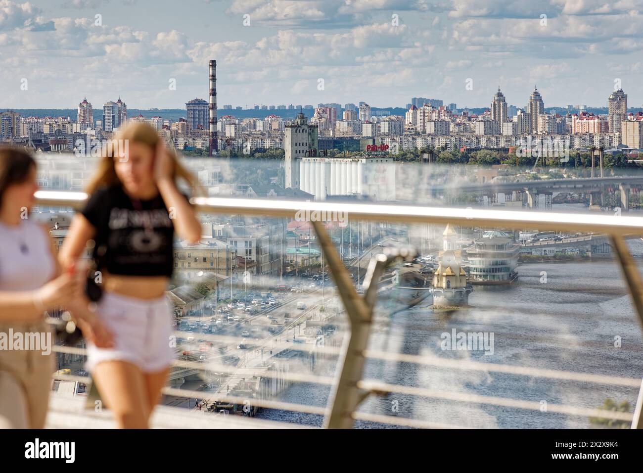 28.07.2023, Kiew, Kiew, Ukraine - Klitschko Glasbrücke-Fußgängerbrücke-Fahrradbrücke. Am 25. Mai 2019 wurde die Glasbrücke vom ukrainischen Architekten entworfen Stockfoto