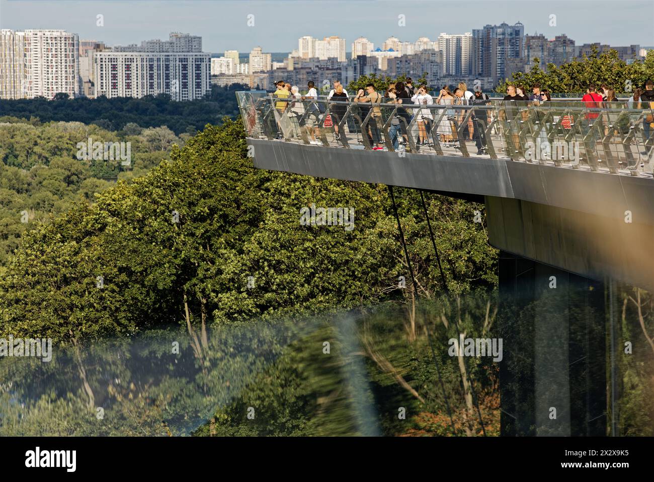 28.07.2023, Kiew, Kiew, Ukraine - Klitschko Glasbrücke-Fußgängerbrücke-Fahrradbrücke. Am 25. Mai 2019 wurde die Glasbrücke vom ukrainischen Architekten entworfen Stockfoto