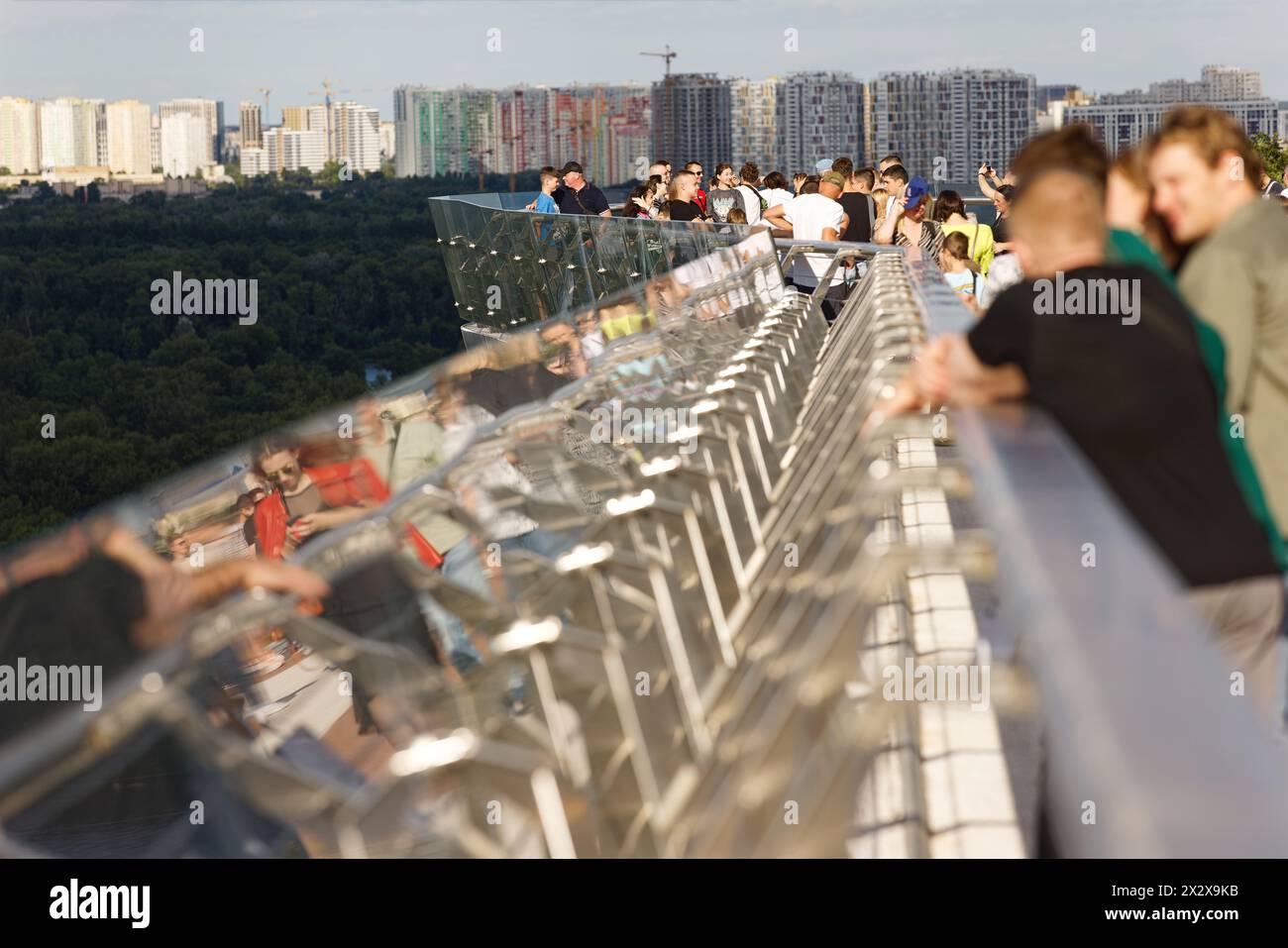 28.07.2023, Kiew, Kiew, Ukraine - Klitschko Glasbrücke-Fußgängerbrücke-Fahrradbrücke. Am 25. Mai 2019 wurde die Glasbrücke vom ukrainischen Architekten entworfen Stockfoto