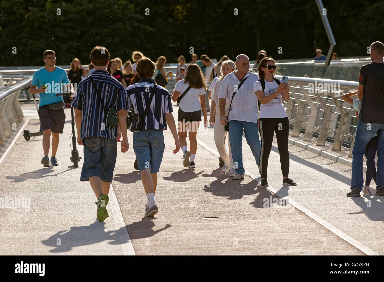 28.07.2023, Kiew, Kiew, Ukraine - Klitschko Glasbrücke-Fußgängerbrücke-Fahrradbrücke. Am 25. Mai 2019 wurde die Glasbrücke vom ukrainischen Architekten entworfen Stockfoto