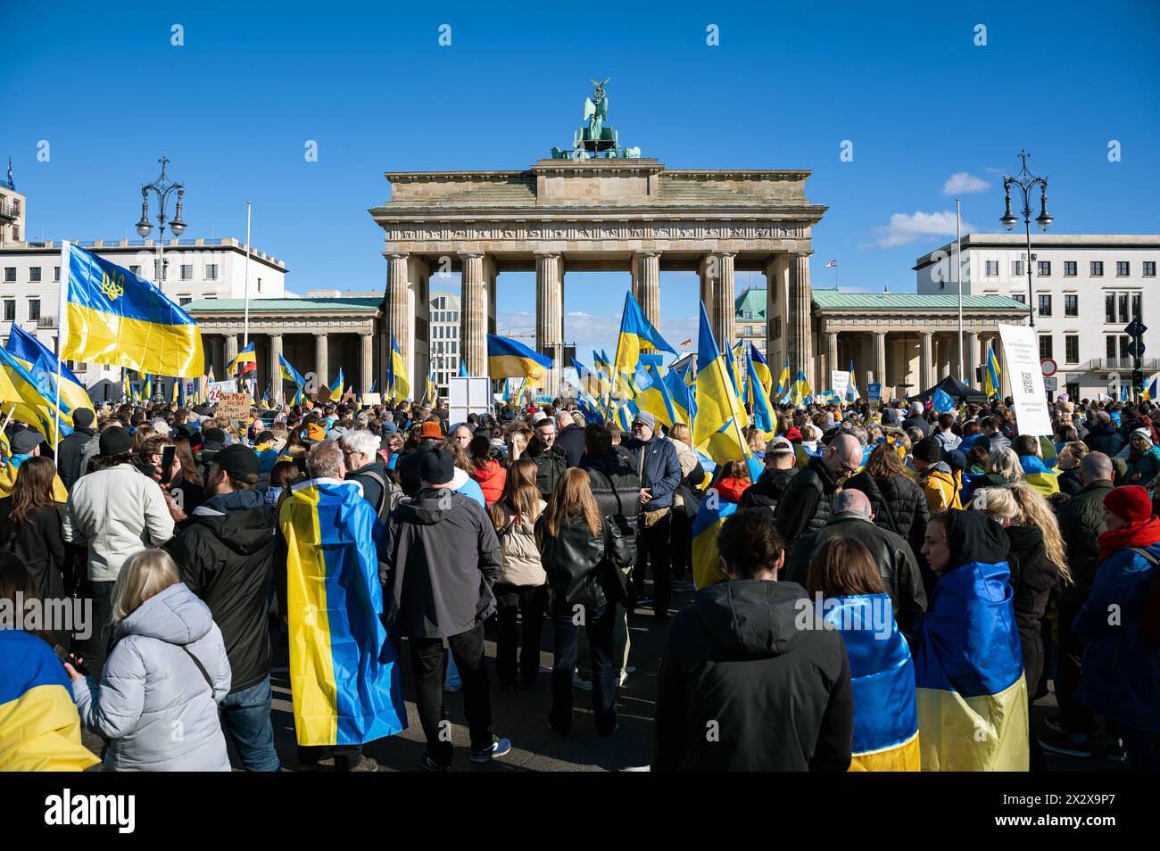24.02.2024, Berlin, Deutschland - Europa - rund 5000 Menschen nehmen an einer friedlichen proukrainischen Protestkundgebung zum zweiten Jahrestag der Russi Teil Stockfoto